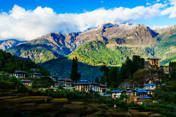 Ngôi làng Drukgel Dzong yên ắng nằm dưới chân núi. Ảnh: Nguyễn Thanh Hải